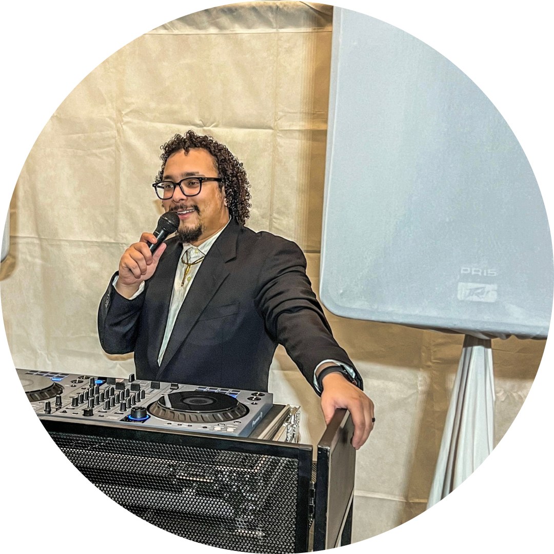 DJ Sneek on the mic